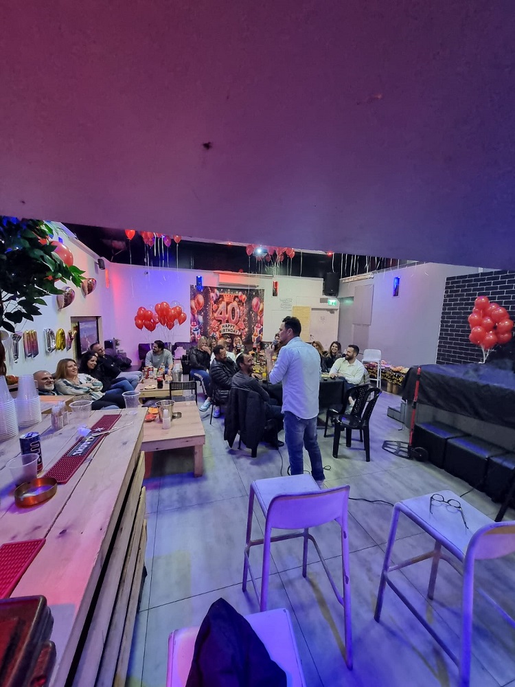 שוקי דוד במופע סטנדאפ באירוע פרטי במסעדה