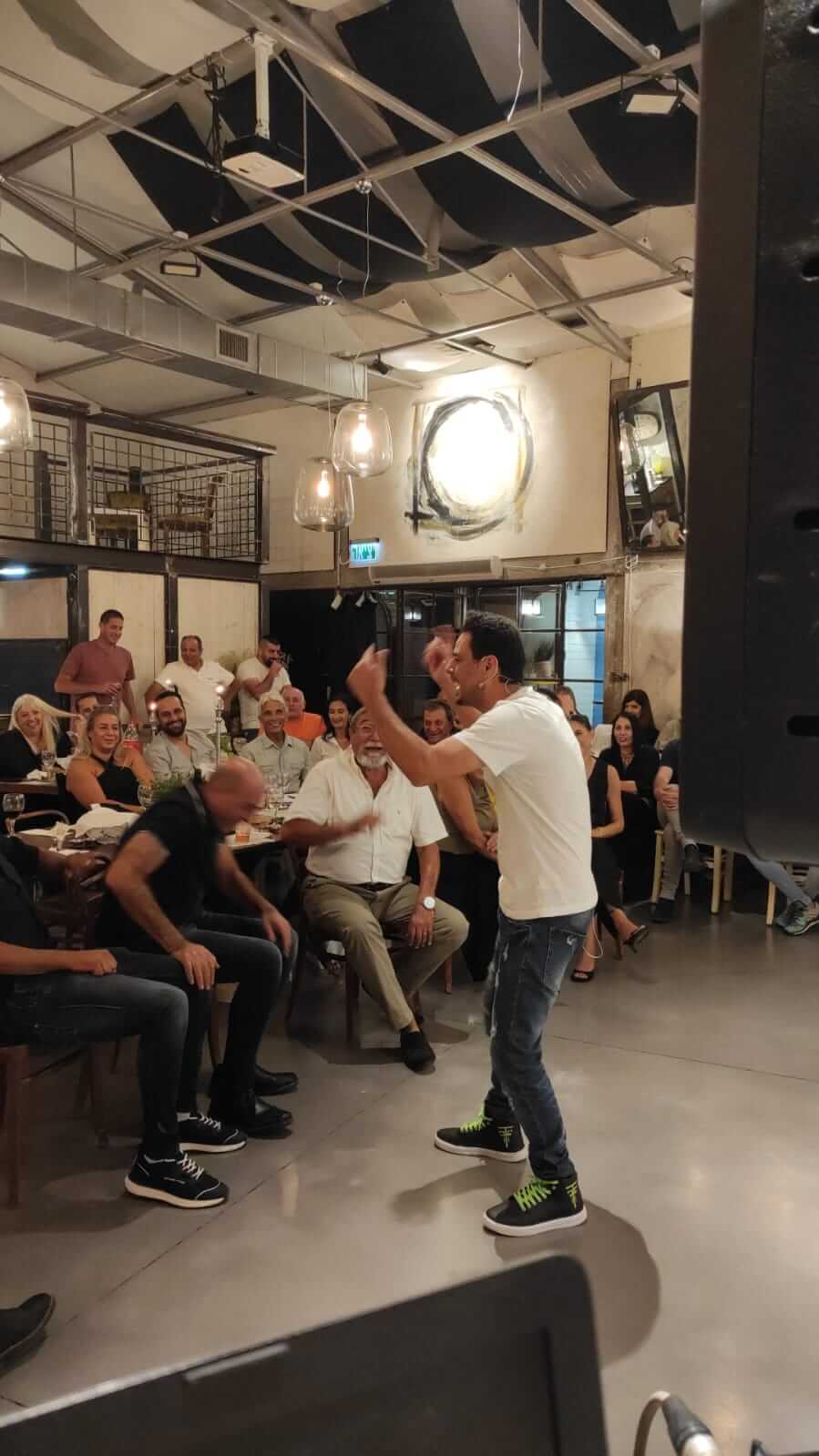 שוקי דוד במופע סטנדאפ פרטי באירוע מול קהל