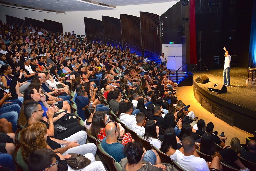 שוקי דוד במופע סטנדאפ עם הקהל באולם תיאטרון