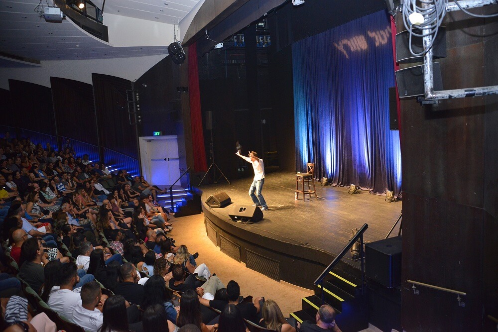 שוקי דוד על הבמה בהופעה