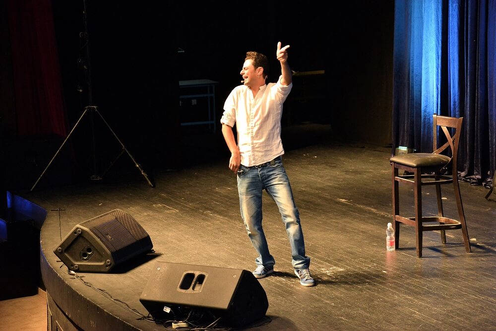 שוקי דוד מצחיק על הבמה בהופעה חיה