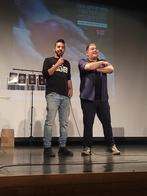 יותם איסקוב במופע סטנדאפ בהתנדבות